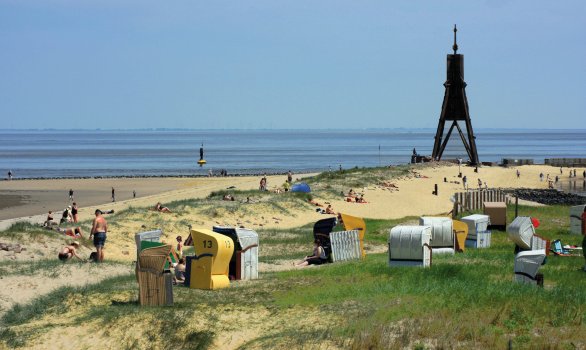 Strand und Kugelbake in Cuxhaven © volkerladwig - fotolia.com
