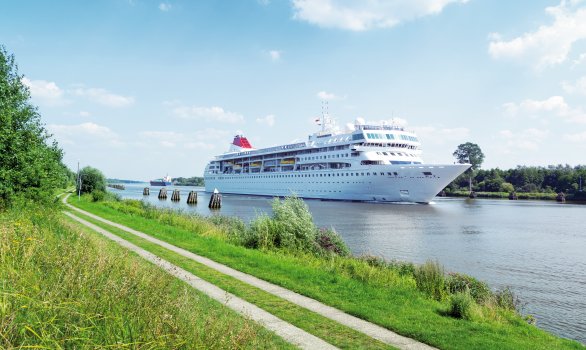 Kreuzfahrtschiff auf dem Nord-Ostsee-Kanal © Gabriele Rohde-fotoliacom