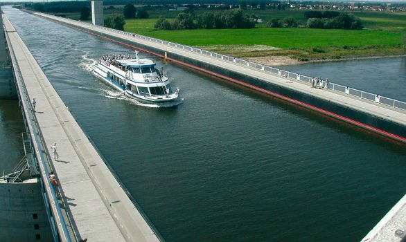 Magdeburger Wasserstraßenkreuz - Schiff der Weißen Flotte auf der Kanalbrücke über die Elbe © Archiv Wasserstraßen Neubauamt