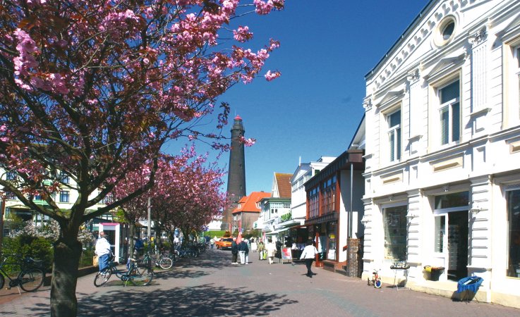 Strandstraße und neuer Leuchtturm © Borkum Marketing